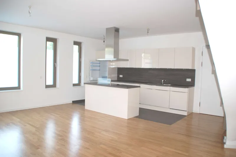 Maisonette-Wohnung (EG/1.OG) mit Balkon und EBK in Pankow! Mindestmietzeit 3 Jahre! — photo 1
